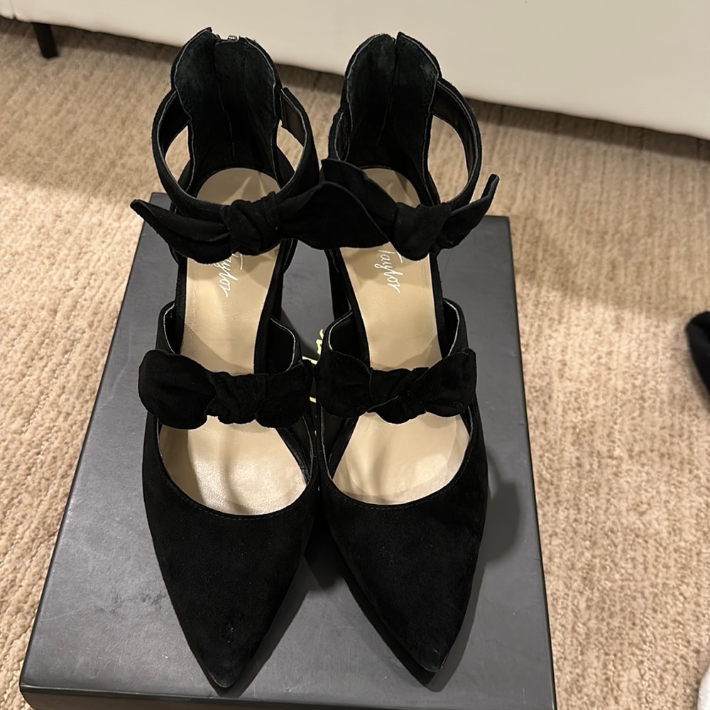 Lord and Taylor mules with bows box included